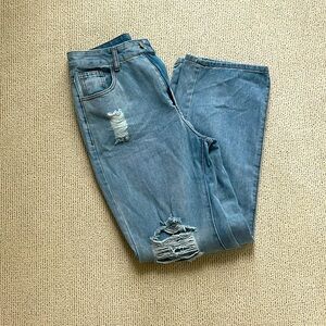 🌿SHEIN Women’s denim medium washed and distressed size 6 jeans🌿